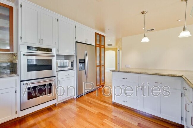 Building Photo - 450 Juanita Way