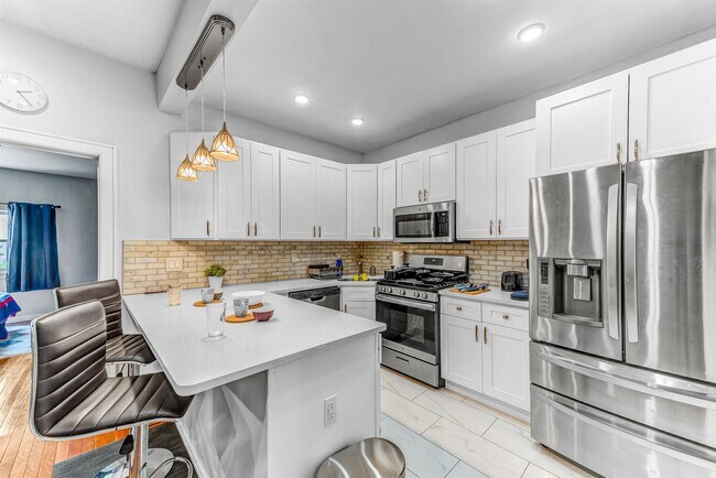 Building Photo - 5218 Park Ave