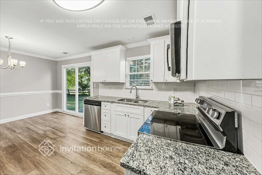Building Photo - 410 Queens Dr SW