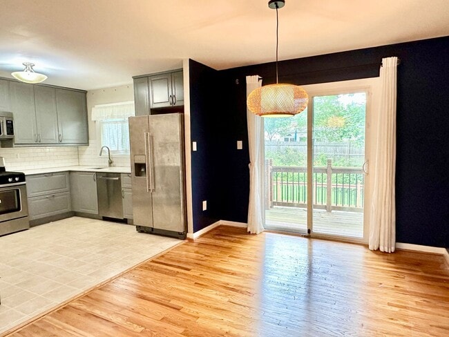 Building Photo - 5 Bedroom 2.5 Bathroom! Parking! Pets Welc...