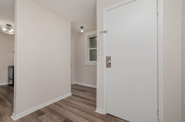 Building Photo - 3030 Cleinview Ave