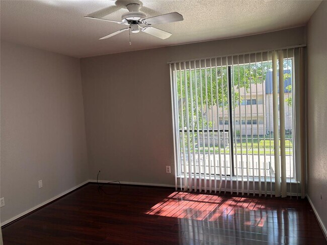 Building Photo - 2822 S Bartell Dr