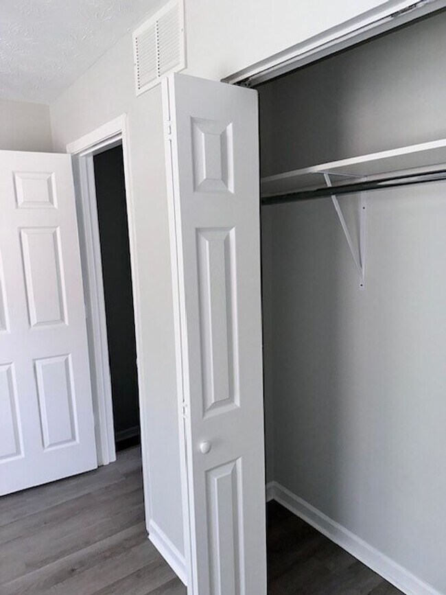 Building Photo - Lovely Townhouse in Winchester! All Electric, Off-Street Parking, W/D Hookups, Small Pets Ok!