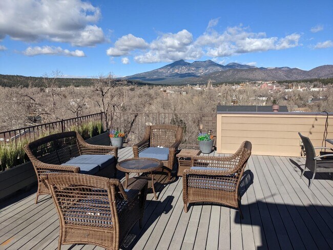 Building Photo - 538 S Fountaine St