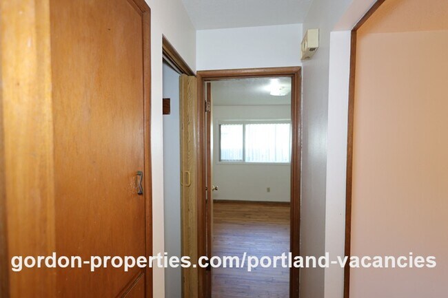 Building Photo - NE 65th Ave - North Tabor single level 1 bedroom apartment