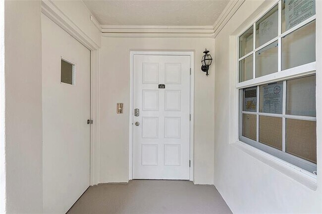 Building Photo - 605 Oaks Dr