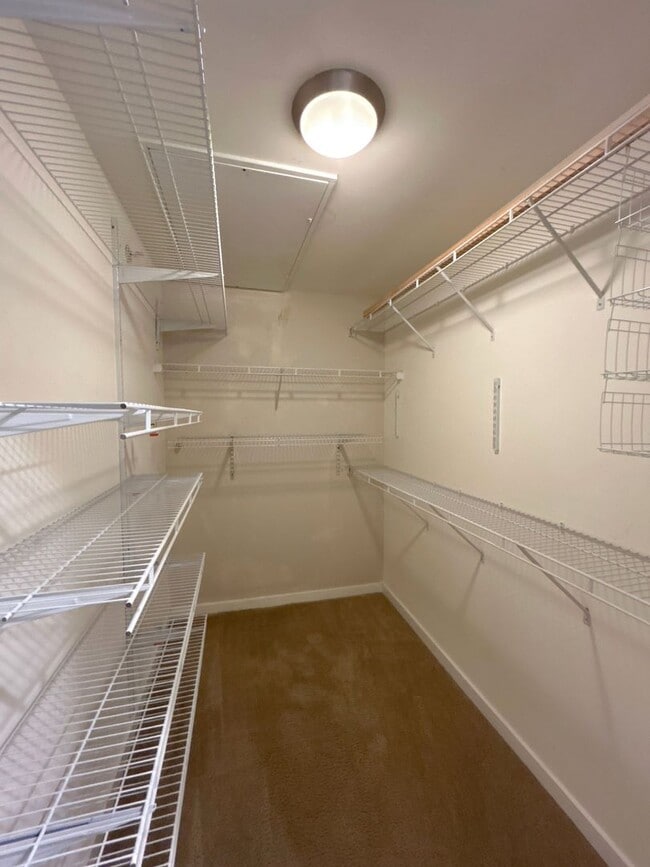 Building Photo - Live on the edge of Dilworth in Charlotte'...