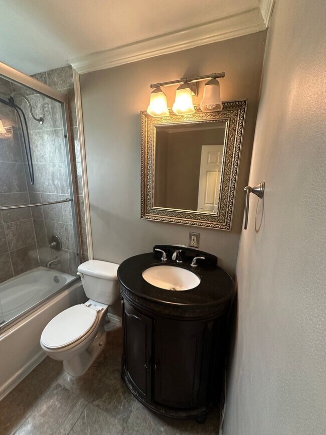 Building Photo - 2 Bd 1 Bath in Marmalade Square Condos