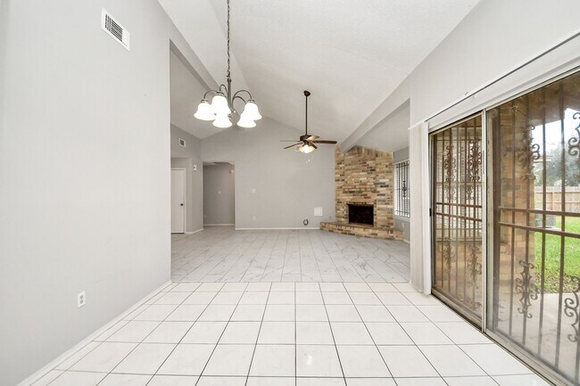 Building Photo - 527 Oakdale Dr