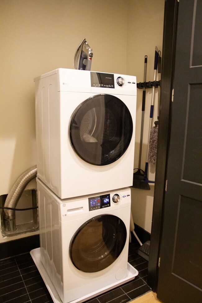 Building Photo - 1604 6th Ave N