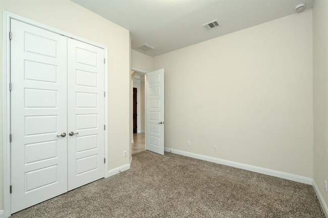 Building Photo - 204 Blue Spruce Way