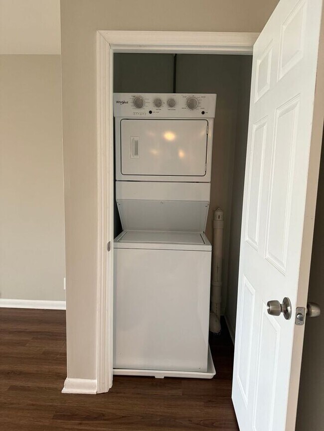 Building Photo - 2 Bedroom Unit was recently renovated. Liv...