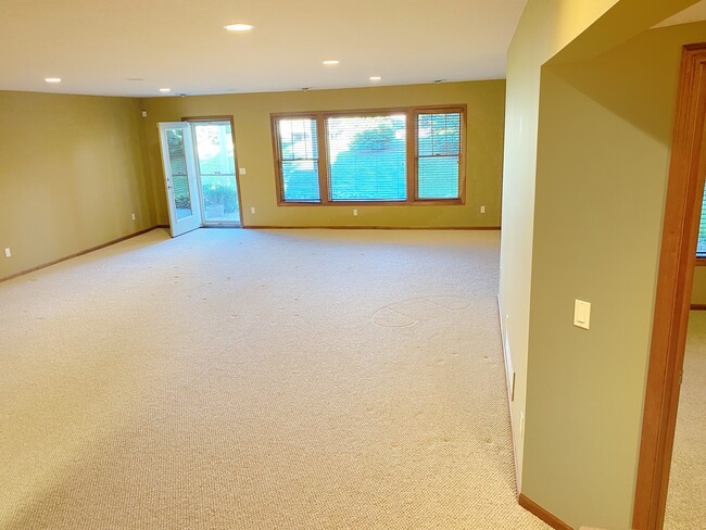 Building Photo - 3844 Linden Dr E