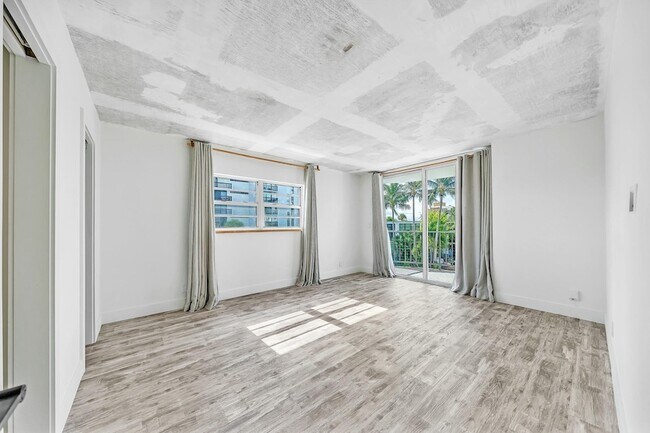 Building Photo - 3051 NE 48th St