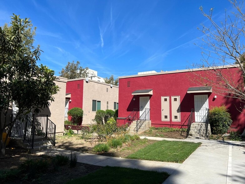 Building Photo - 1000 N Hobart Blvd