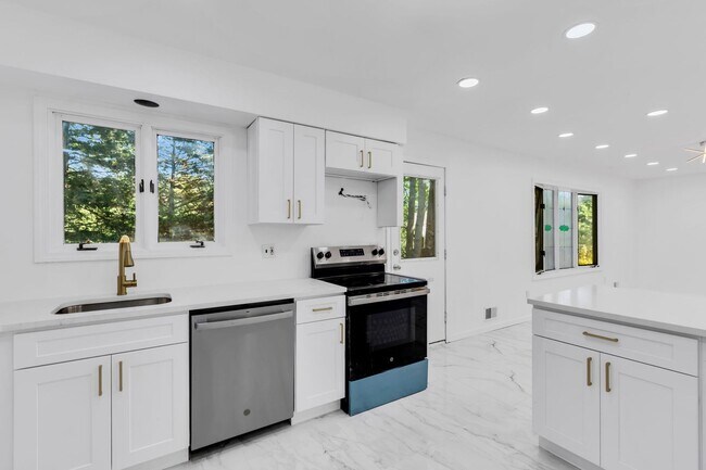Building Photo - 2556 Woodland Rd