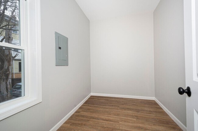 Building Photo - Remodeled 3 bedroom 1  bathroom 2nd Floor