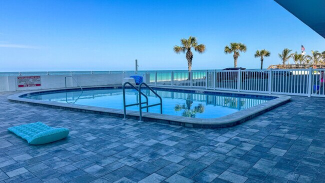 Building Photo - Breathtaking Lower PH Beachfront 2/2 Condo