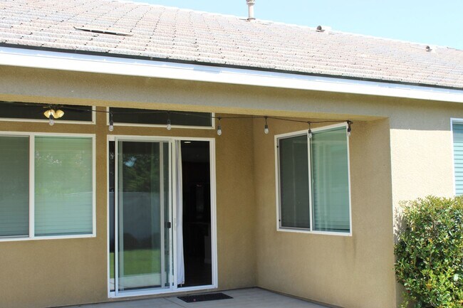 Building Photo - Northwest Bakersfield Home in the Village Green Community For Rent