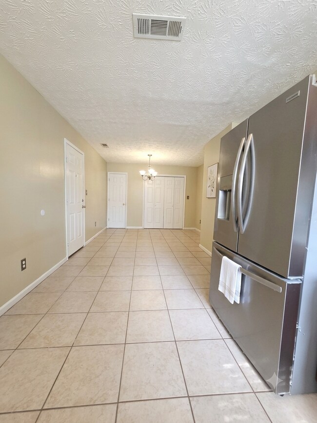 Building Photo - 314 Country Club Dr