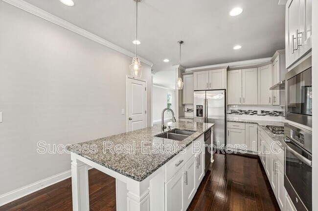 Building Photo - 1231 Ridenour Ln