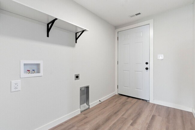 Building Photo - 3 bed 2 bath rental home