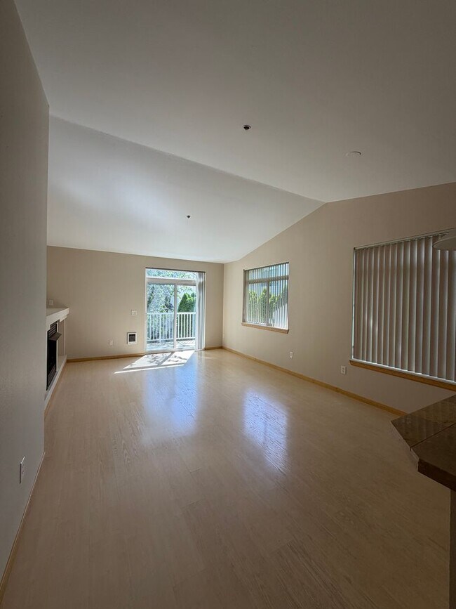 Building Photo - Spacious Mukilteo Nantucket Home Backing to a Peaceful Greenbelt