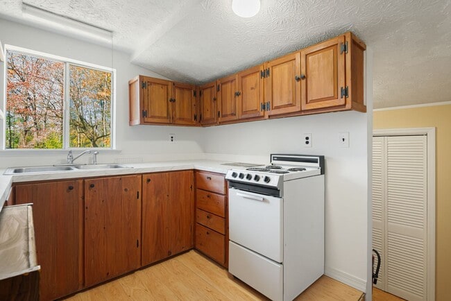 Building Photo - Rare 1-Bedroom in Fairview with Bonus Room...