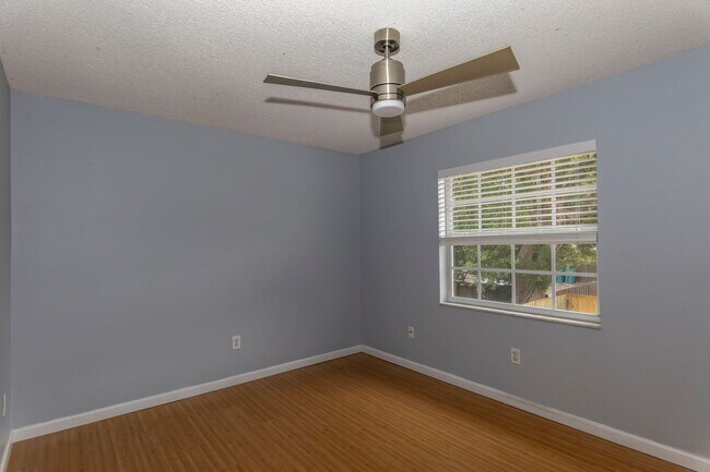 Building Photo - 2/1 condo