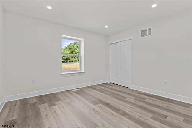 Building Photo - 1301 3rd Ter