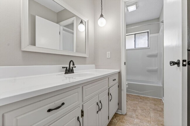 Building Photo - Spacious 3-Bed/2-Bath Home in Independence!