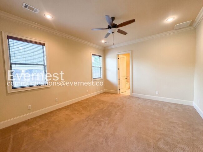Building Photo - 3 Bed/2 Bath Home with Fenced Yard & Garage / Pet-Friendly / Available Now!