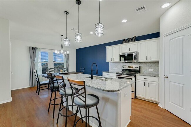 Building Photo - 725 Pinnacle Dr