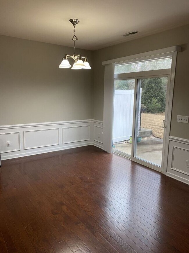 Building Photo - Great 2 Story 3 Bedroom Townhome in Stone ...