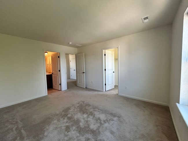 Building Photo - Spacious 5-Bedroom House with Large Fenced Yard