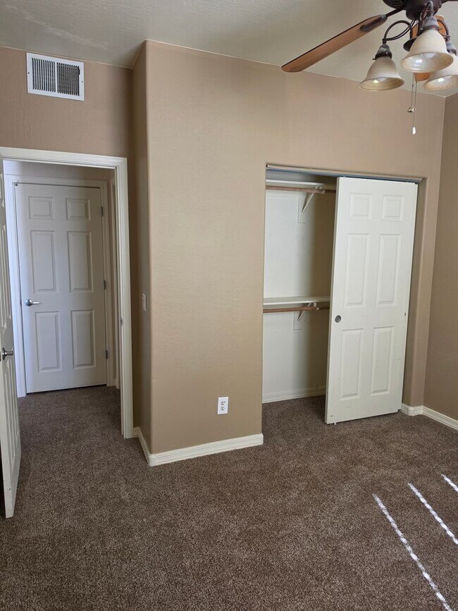 Building Photo - 537 S Delaware Dr