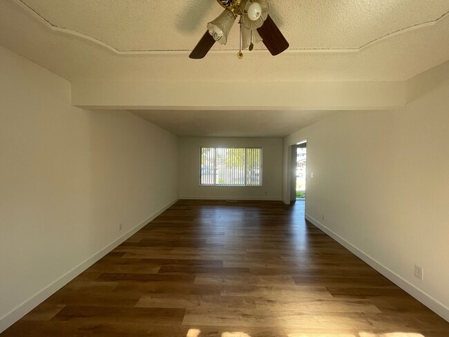 Building Photo - 5 bedroom Pet Friendly remodeled home in P...