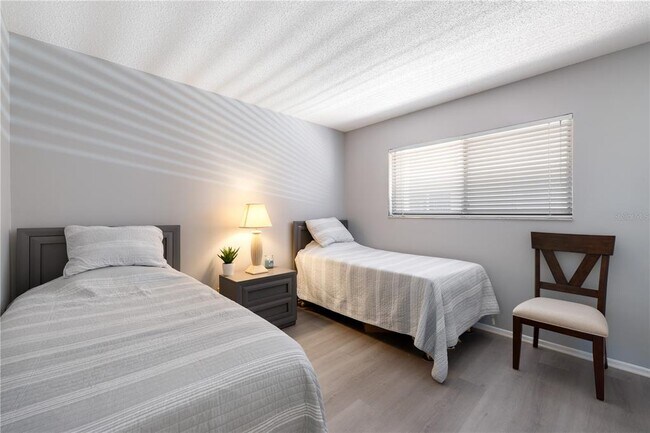 Building Photo - 1540 Glen Oaks Dr E