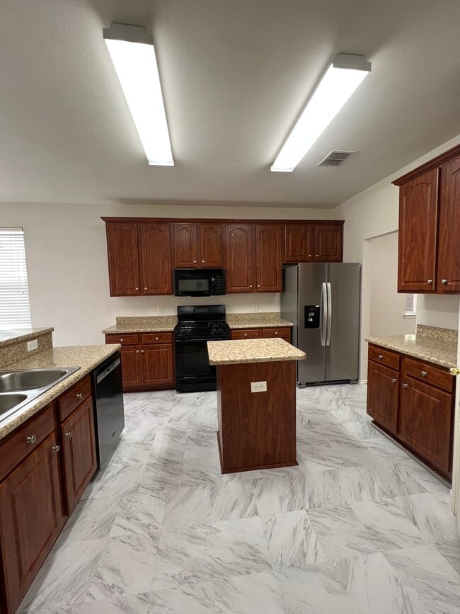 Building Photo - 2701 Clark Dr
