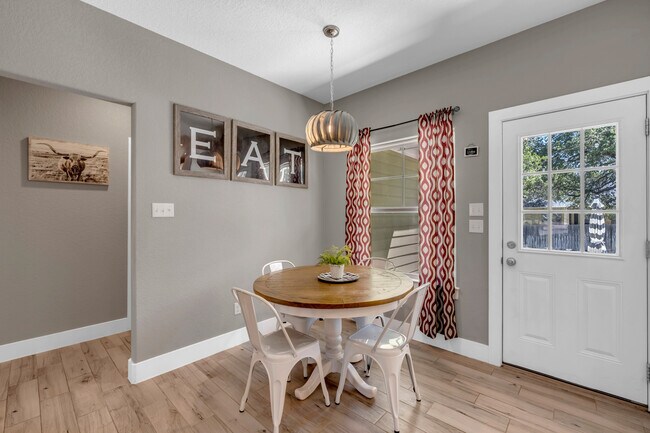 Building Photo - 113 Winding Oak Dr