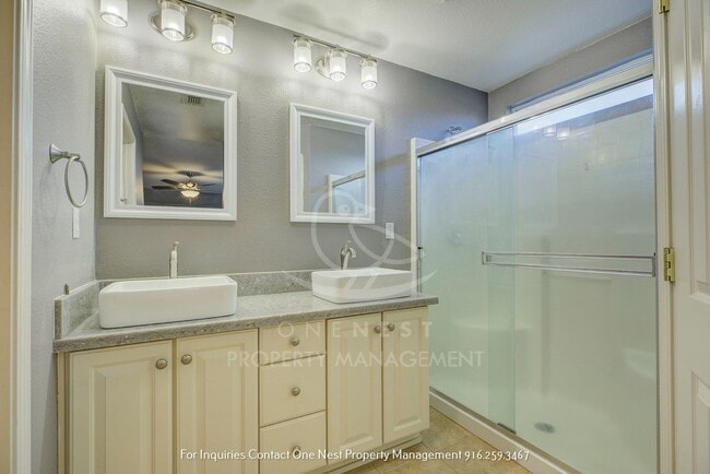 Building Photo - 4 Bedroom, 2 bathroom, 2 car garage