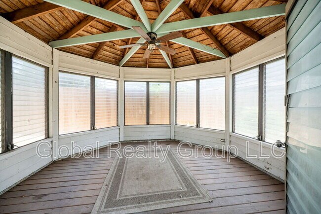 Building Photo - 425 Crestwind Dr