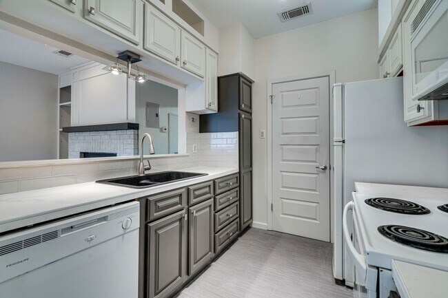 Building Photo - OVERLOOK WEST CAMPUS - LUXURIOUS - 1BD/1BA - RESERVED PARKING - W/D - WATER PAID