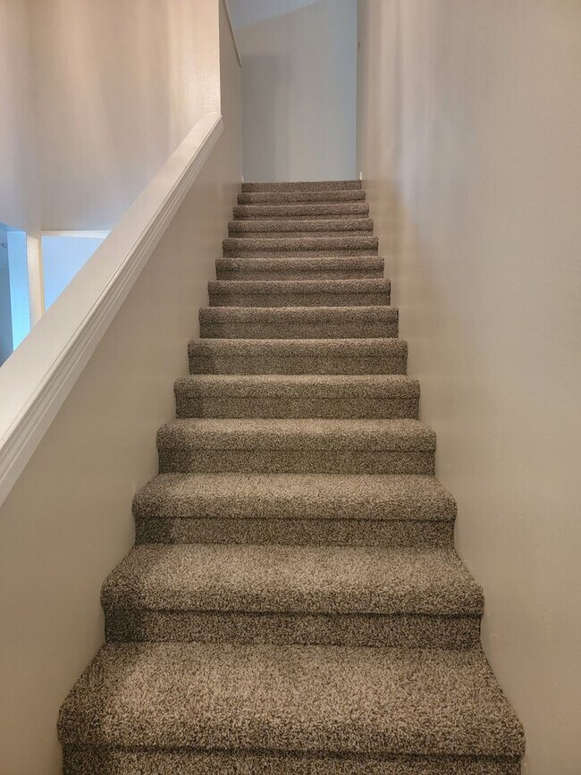 Building Photo - 4 Bedroom 2 bathroom