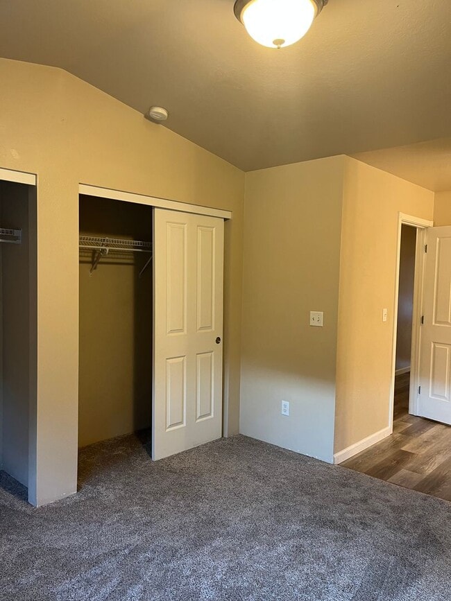 Building Photo - 3 Bedroom 2 Bath Single Family Home