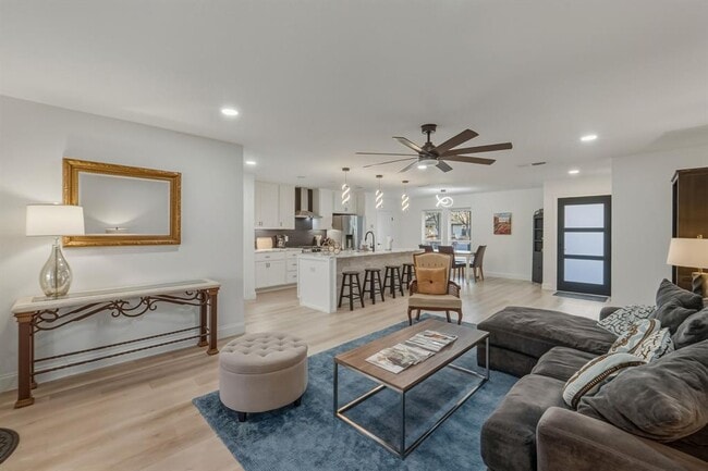 Building Photo - 2107 Lewood Cir