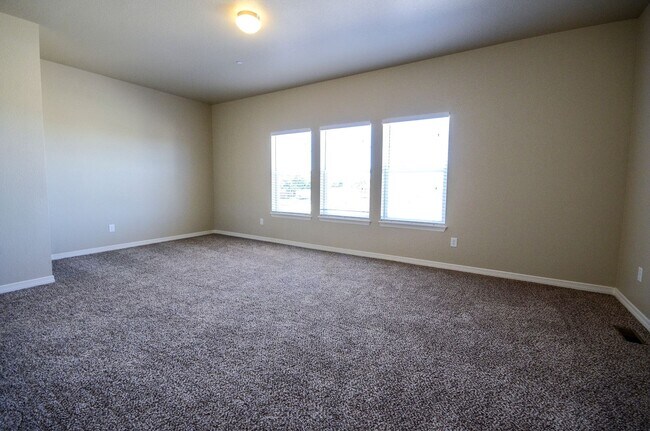 Building Photo - 3836 Manhattan Ave