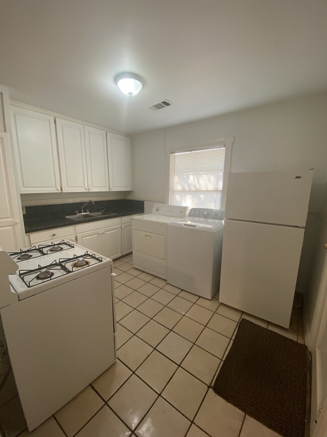 Building Photo - 1716 Lilac Cir