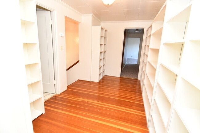 Building Photo - 1368 SE Overlook Ave