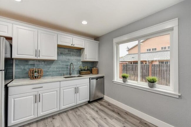 Building Photo - Beautifully Remodeled Duplex - 2 Bed, 1 Bath